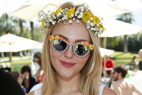 В моде солнцезащитные очки с цветочками