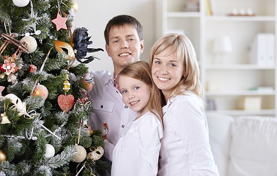 Семья у новогодней елки