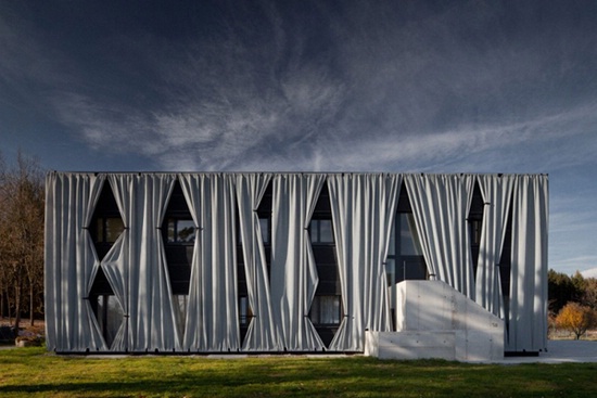 Дом Aichinger с драпированным экстерьером от Hertl Architekten