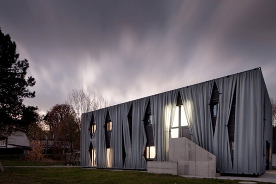 Дом Aichinger с драпированным экстерьером от Hertl Architekten Дом Aichinger с драпированным экстерьером от Hertl Architekten