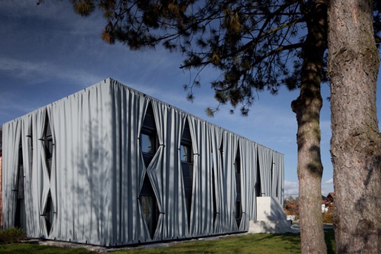 Дом Aichinger с драпированным экстерьером от Hertl Architekten Дом Aichinger с драпированным экстерьером от Hertl Architekten